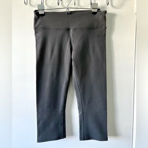 Alo Yoga Airbrush Capri Leggings in Anthracite, Size small